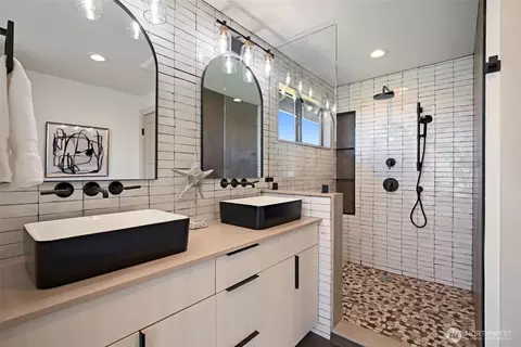 Bath - 9100 Olympic View Dr, Edmonds, WA 98026 photo 1 of 4