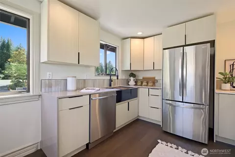 Kitchen - 9100 Olympic View Dr, Edmonds, WA 98026 photo 2 of 2