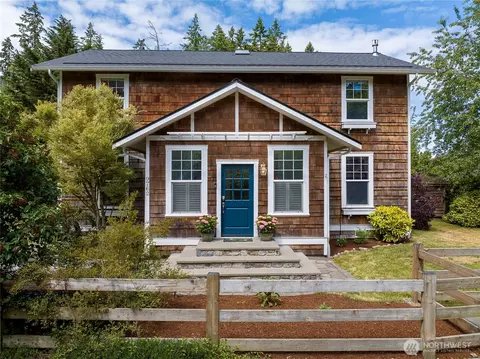 9762 NE Pine St, Bainbridge Island, WA 98110