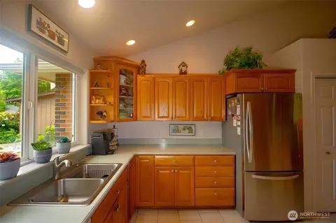 Kitchen - 226 Hurricane Ridge Dr, Sequim, WA 98382 photo 2 of 4