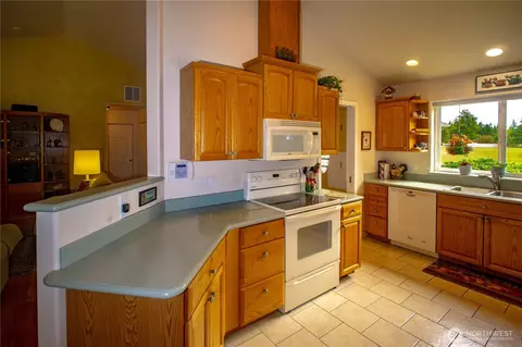 Kitchen - 226 Hurricane Ridge Dr, Sequim, WA 98382 photo 4 of 4