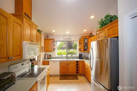 Kitchen - 226 Hurricane Ridge Dr, Sequim, WA 98382 photo 3 of 4