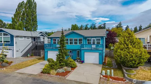 1086 Landing Cir, Oak Harbor, WA 98277