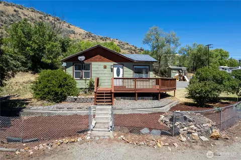 410 W Bartlett St, Omak, WA 98841