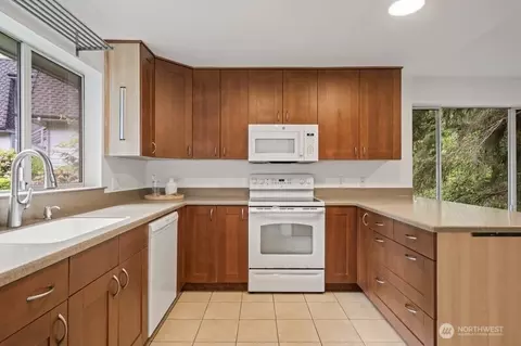 9912 NE 142 Pl #B201, Kirkland, WA 98034