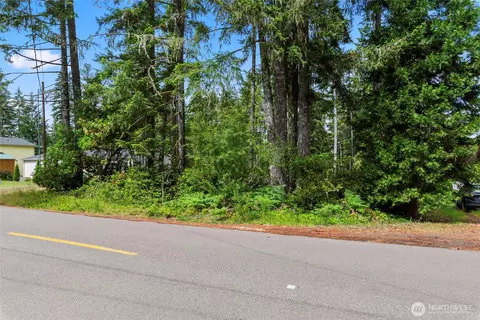 1870 E Trails End Dr, Belfair, WA 98528