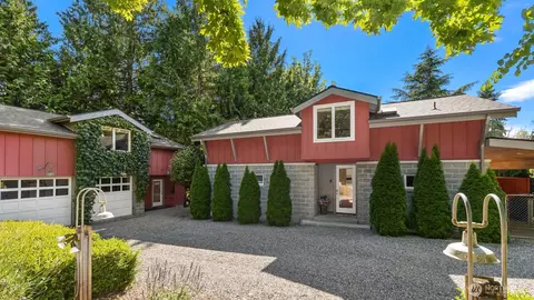 6575 NE Honeysuckle Ln, Bainbridge Island, WA 98110