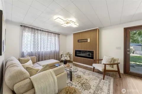 Living - 21 N Bellevue Ave, Walla Walla, WA 99362 photo 1 of 2