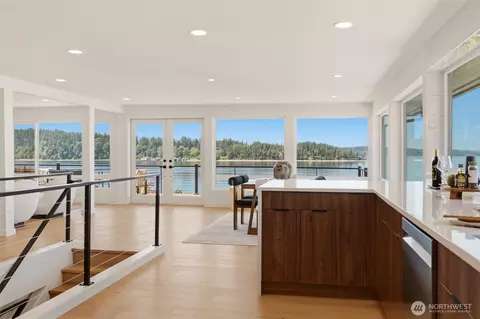 47 Wallace St, Steilacoom, WA 98388