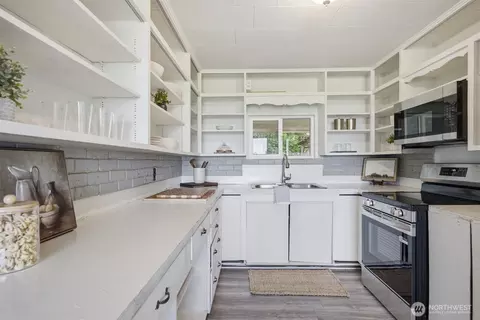 Kitchen - 6791 Noon Rd, Everson, WA 98247 photo 3 of 3