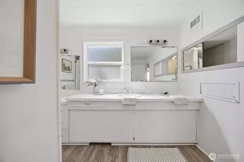 Bath - 6791 Noon Rd, Everson, WA 98247 photo 2 of 3