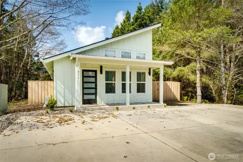 511 Ocean Beach Blvd S, Long Beach, WA 98631
