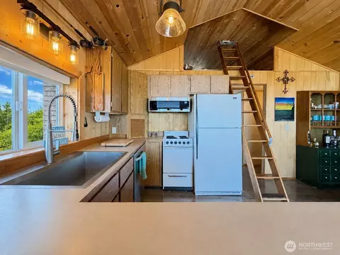 Kitchen - 2 S Pilchuck Ave, Everett, WA 98206 photo 4 of 5