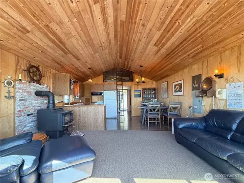 Living - 2 S Pilchuck Ave, Everett, WA 98206 photo 4 of 5