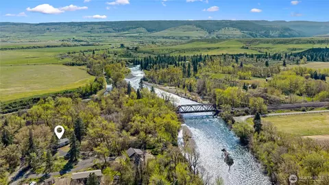 421 Cottonwood Rd, Thorp, WA 98946