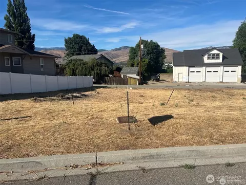 1076 Corum Cir, East Wenatchee, WA 98802