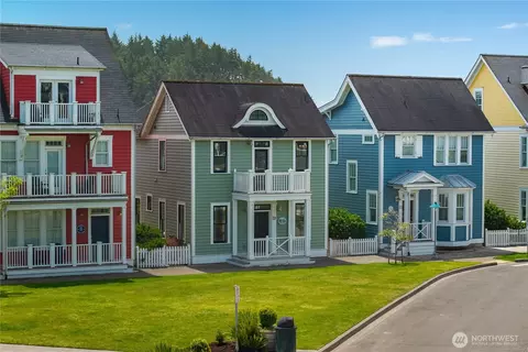 39 Madison Ln, Pacific Beach, WA 98571