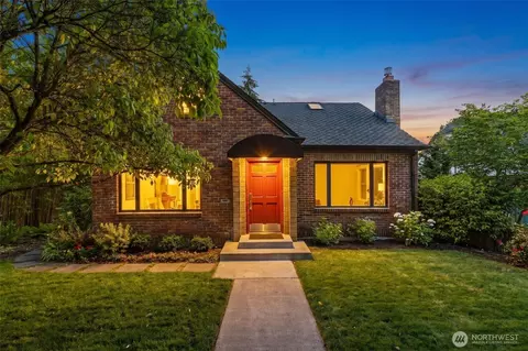 3033 45th Ave SW, Seattle, WA 98116