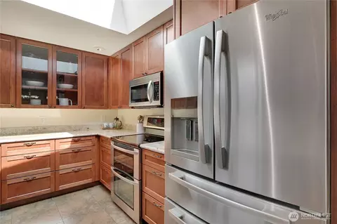 Kitchen - 10157 NE 200th St, Bothell, WA 98011 photo 2 of 4