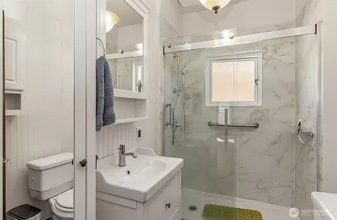 Bath - 2605 21st St, Everett, WA 98201 photo 2 of 2