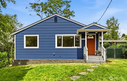 2722 NE Blakeley St, Seattle, WA 98105
