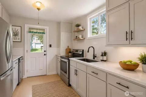Kitchen - 2512 Cedar St, Everett, WA 98201 photo 4 of 5
