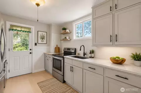 Kitchen - 2512 Cedar St, Everett, WA 98201 photo 2 of 5