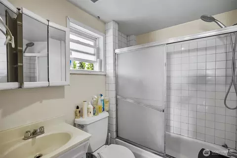 Bath - 2512 Cedar St, Everett, WA 98201 photo 1 of 1