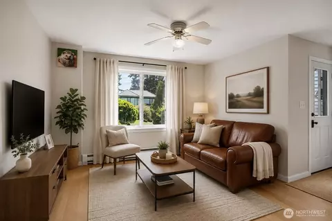 Living - 2512 Cedar St, Everett, WA 98201 photo 2 of 3