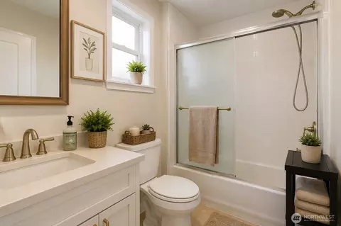 Bath - 2512 Cedar St, Everett, WA 98201 photo 2 of 2