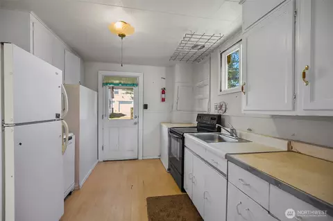 Kitchen - 2512 Cedar St, Everett, WA 98201 photo 2 of 2