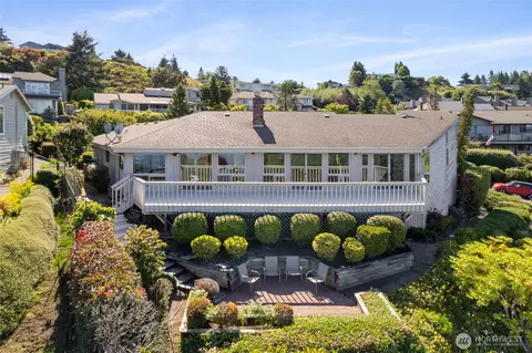 70 Hewitt Dr, Steilacoom, WA 98388