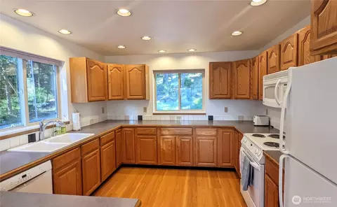 Kitchen - 227 Bromley Dr, Eastsound, WA 98245 photo 2 of 2