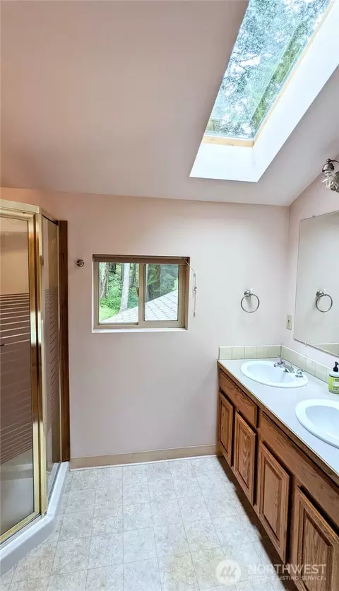 Bath - 227 Bromley Dr, Eastsound, WA 98245 photo 2 of 2