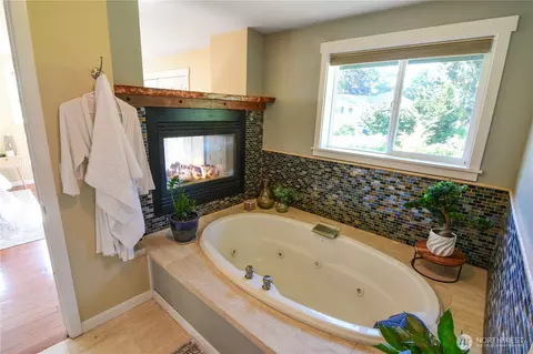 8435 NE 147th Pl, Kenmore, WA 98028