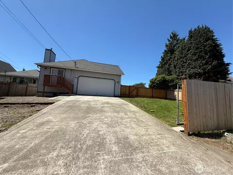 Exterior - 3110 13th St, Everett, WA 98201 photo 5 of 6