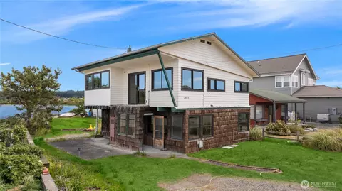 2403 Sunlight Beach Rd, Clinton, WA 98236