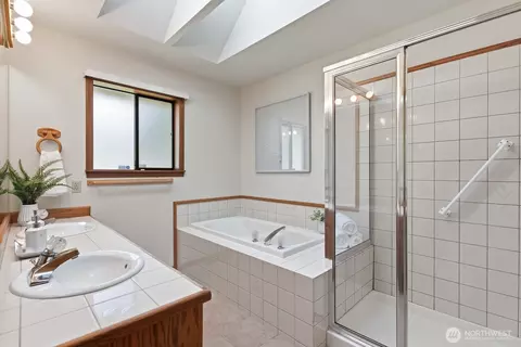 Bath - 1419 243rd Pl SE, Bothell, WA 98021 photo 1 of 4