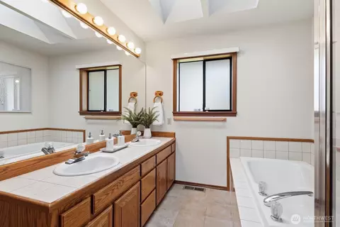 Bath - 1419 243rd Pl SE, Bothell, WA 98021 photo 2 of 4