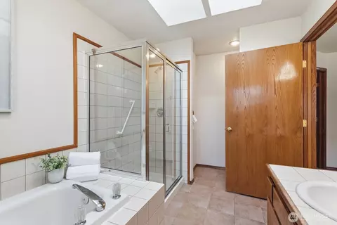 Bath - 1419 243rd Pl SE, Bothell, WA 98021 photo 3 of 4