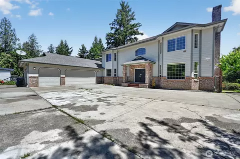 18432 W Lake Desire Dr SE, Renton, WA 98058