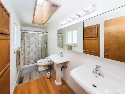 Bath - 10820 NE 183rd Ct, Bothell, WA 98011 photo 2 of 5