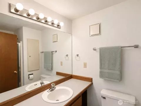 Bath - 10820 NE 183rd Ct, Bothell, WA 98011 photo 4 of 5