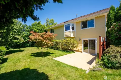 8555 Bender Rd, Lynden, WA 98264