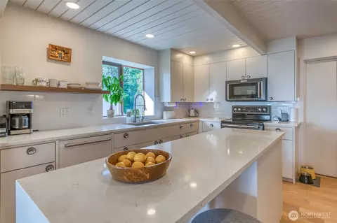 Kitchen - 617 Buckhorn Rd, Eastsound, WA 98245 photo 3 of 4