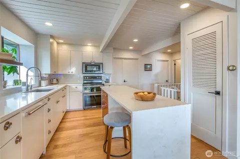Kitchen - 617 Buckhorn Rd, Eastsound, WA 98245 photo 4 of 4