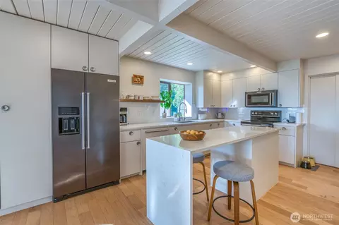 Kitchen - 617 Buckhorn Rd, Eastsound, WA 98245 photo 2 of 4