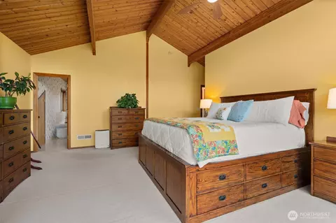 Bedroom - 1090 Middle Fork Rd, Onalaska, WA 98570 photo 2 of 3