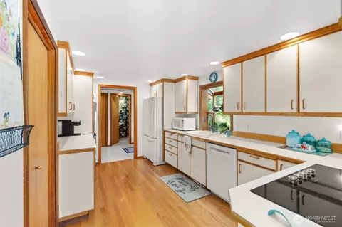 Kitchen - 1090 Middle Fork Rd, Onalaska, WA 98570 photo 2 of 2