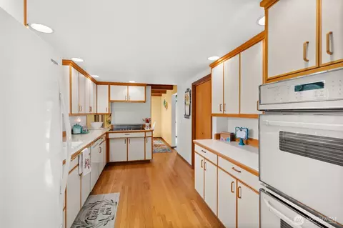 Kitchen - 1090 Middle Fork Rd, Onalaska, WA 98570 photo 1 of 2